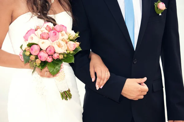 Marié tient la mariée par une main — Photo
