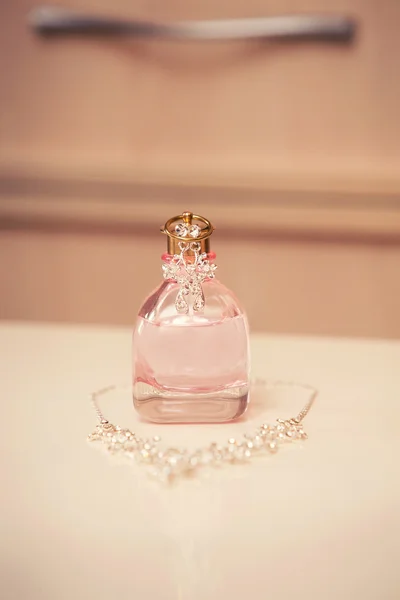 Perfumy dla kobiet i biżuteria — Zdjęcie stockowe