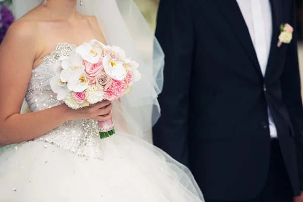 Lo sposo tiene la sposa per mano — Foto Stock