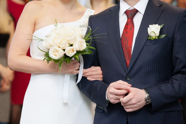 Γαμπρός την νύφη κατέχει με το ένα χέρι — Φωτογραφία Αρχείου