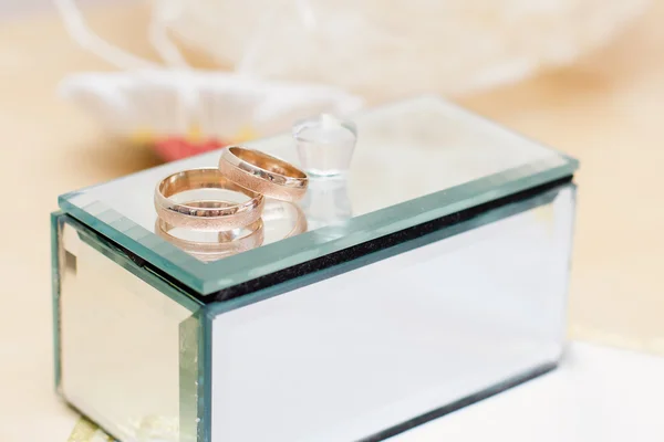 Wedding rings and mirror casket — Stock Photo, Image
