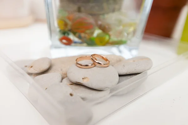 Wedding rings on stones — Stock Photo, Image