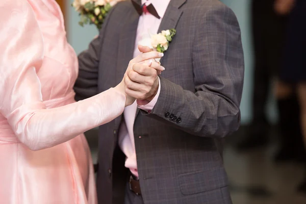 Novio sostiene a la novia por una mano —  Fotos de Stock