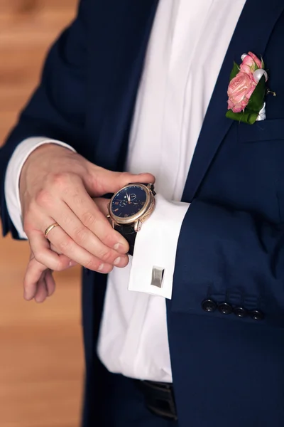 Orologio sulla mano dello sposo — Foto Stock