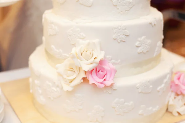 Fehér esküvői torta — Stock Fotó