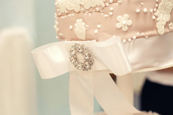 Jewelry on wedding cake — Stock Photo, Image