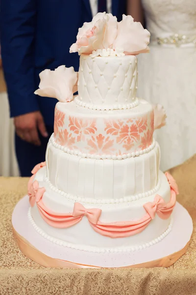 Vit bröllopstårta — Stockfoto