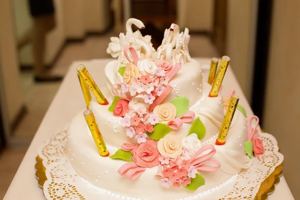 Biały tort weselny i różowy thetas z postaciami łabędzie — Zdjęcie stockowe