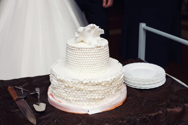 白い結婚式ケーキ — ストック写真