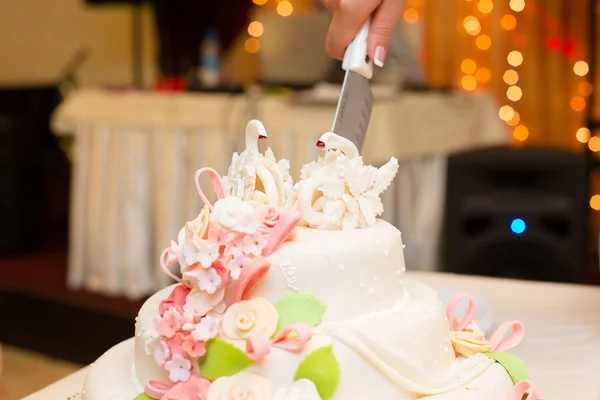 Белый свадебный торт и розовые тетас с фигурками лебедей — стоковое фото