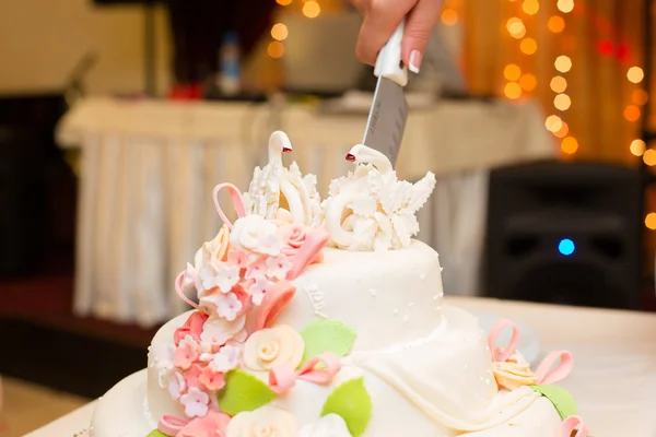 Torta nuziale bianca e theta rosa con figure di cigni — Foto Stock