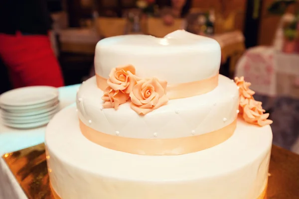 Torta nuziale bianca con dettagli arancioni — Foto Stock