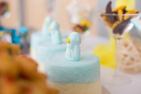 Gâteau de couleur bleue et oiseau — Photo