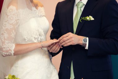 Geline parmağında bir yüzük Damat Giydir