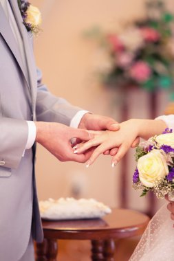 Geline parmağında bir yüzük Damat Giydir