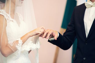 Geline parmağında bir yüzük Damat Giydir