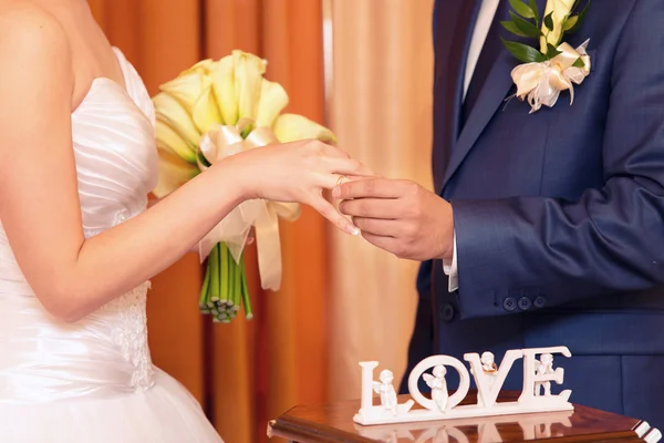 Vőlegény ruha egy gyűrűt a ujját a menyasszony — Stock Fotó