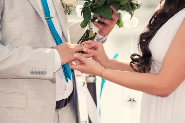 Жених одевает кольцо на палец невесте — стоковое фото