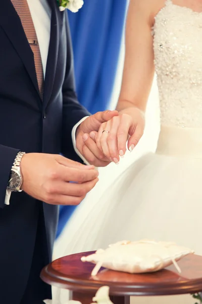 Жених одевает кольцо на палец невесте — стоковое фото