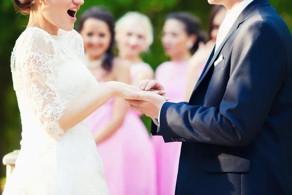 Vőlegény ruha egy gyűrűt a ujját a menyasszony — Stock Fotó