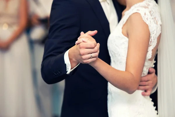 El novio coge la mano de la novia — Foto de Stock