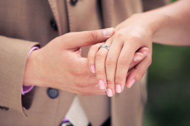 damat gelinin elini tutar