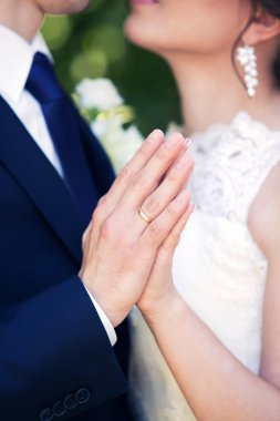 damat gelinin elini tutar