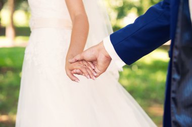 damat gelinin elini tutar