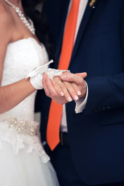 Γαμπρός κατέχει το χέρι της νύφης — Φωτογραφία Αρχείου