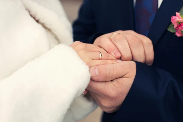 Groom segura a mão da noiva — Fotografia de Stock