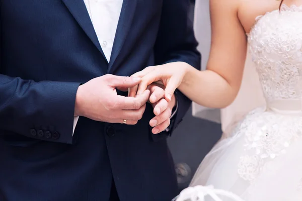 Ženich drží ruku nevěsty — Stock fotografie