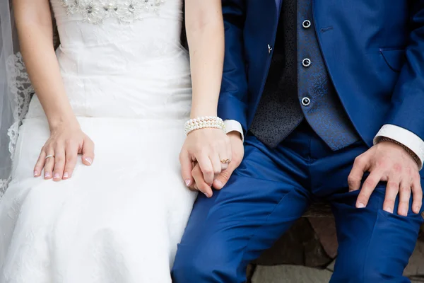 Ženich drží ruku nevěsty — Stock fotografie