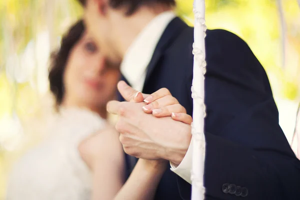 El novio coge la mano de la novia —  Fotos de Stock
