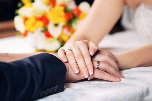 Vőlegény menyasszony kezében tartja — Stock Fotó
