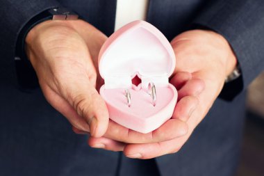 Alyans damat, elinde