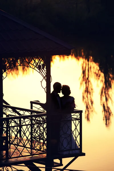 Silhouetten van een verliefde paar — Stockfoto