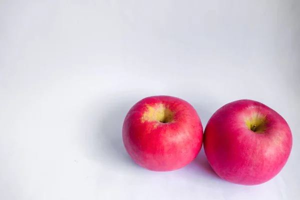Pomme Fuji Rouge Fond Blanc — Photo