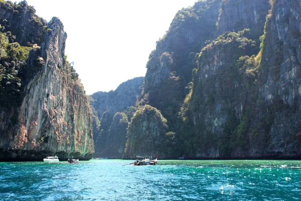 泰国安达曼海一个风景如画的海湾的神奇岩石 — 图库照片