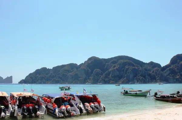 Boats Thailand Beach Phi Phi Island Beach Boats Waiting Tourists — Stock Photo, Image