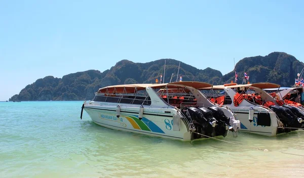 泰国菲菲岛上海滩上的船只 以及在安达曼海泰国岛屿上空等待游客的船只 — 图库照片