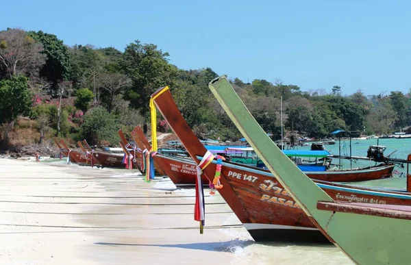 Holzboote Thailändischen Strand Auf Phi Phi Island Warten Auf Touristen — Stockfoto