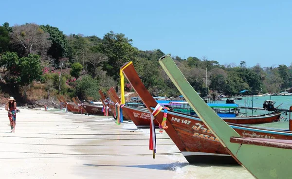 Holzboote Thailändischen Strand Auf Phi Phi Island Warten Auf Touristen — Stockfoto