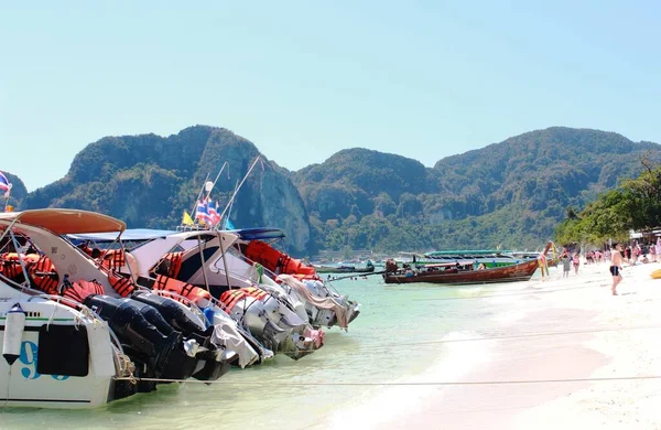 Boats Thailand Beach Phi Phi Island Beach Boats Waiting Tourists — Stock Photo, Image