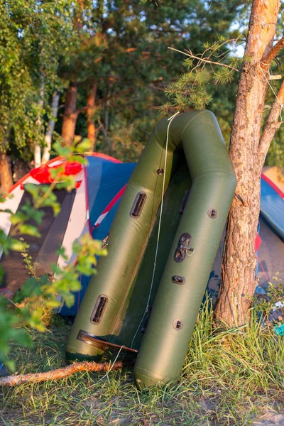 Bote Inflable Apoya Árbol Campamento Turístico — Foto de Stock