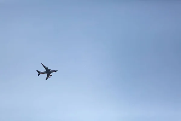Ein Flugzeug Vor Dem Hintergrund Eines Klaren Blauen Himmels Ohne — Stockfoto
