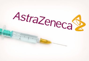 Viyana Avusturya 28 Ocak 2021, AstraZeneca logosuna karşı sıvı damlası olan şırınga, Cambridge, İngiltere merkezli çok uluslu ilaç ve biyofarmasötik şirketi