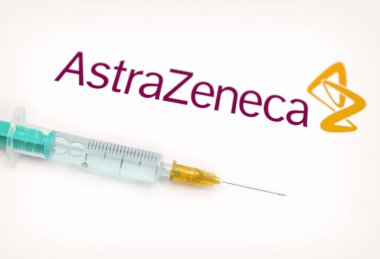 Viyana Avusturya 28 Ocak 2021, AstraZeneca logosuna karşı sıvı damlası olan şırınga, Cambridge, İngiltere merkezli çok uluslu ilaç ve biyofarmasötik şirketi