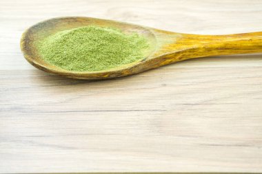 Kratom Mitragyna Speciosa, tahta kaşıkta fotokopi alanı olan alternatif bir ilaç tozu.