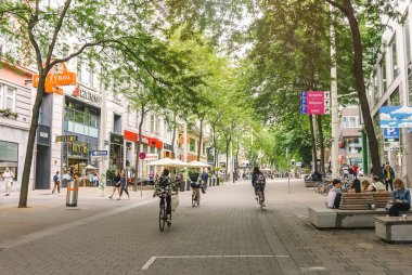 Viyana Avusturya 2 Eylül 2020, Viyana şehir merkezindeki en büyük alışveriş caddesi Mariahilfer Caddesi manzarası