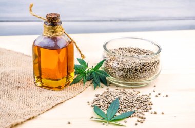 Masadaki cam kasede kenevir tohumları ve protein ve sağlıklı yağ açısından zengin kenevir bezleri.